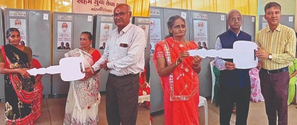 ૪૦ વ્યક્તિને ૪૦ કબાટ ભેટ